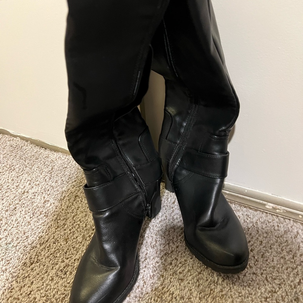 Life Stride Black Heeled Boots Sleek Leather Design